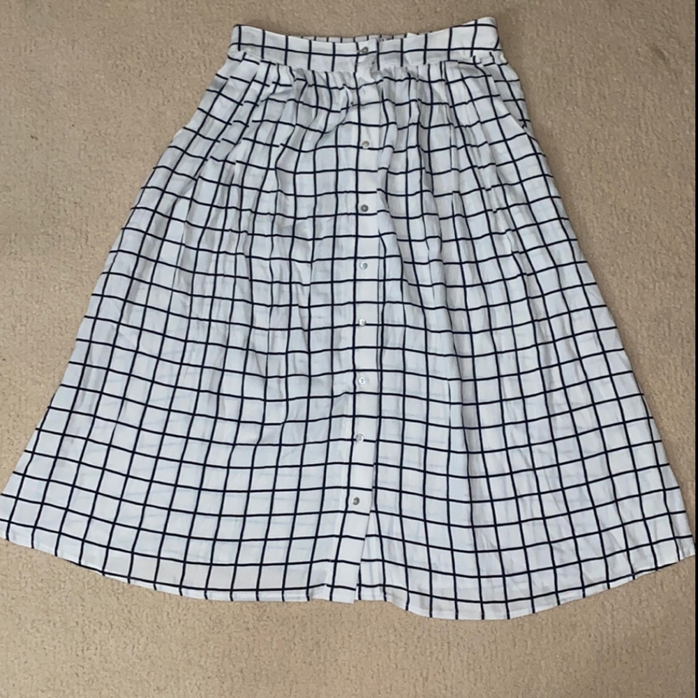 Black and white skirt with buttons and synched waist in the back